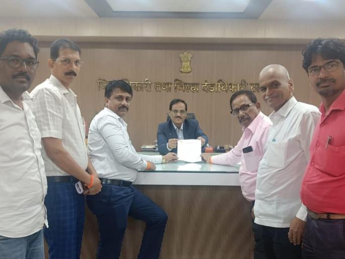 protest of the teachers union against the government decision to hire manpower from external agencies | बाह्य यंत्रणेकडून मनुष्यबळ घेण्याच्या शासन निर्णयाविरोधात शिक्षक सेनेचे आंदोलन protest of the teachers union against the government decision to hire manpower from external agencies | बाह्य यंत्रणेकडून मनुष्यबळ घेण्याच्या शासन निर्णयाविरोधात शिक्षक सेनेचे आंदोलन