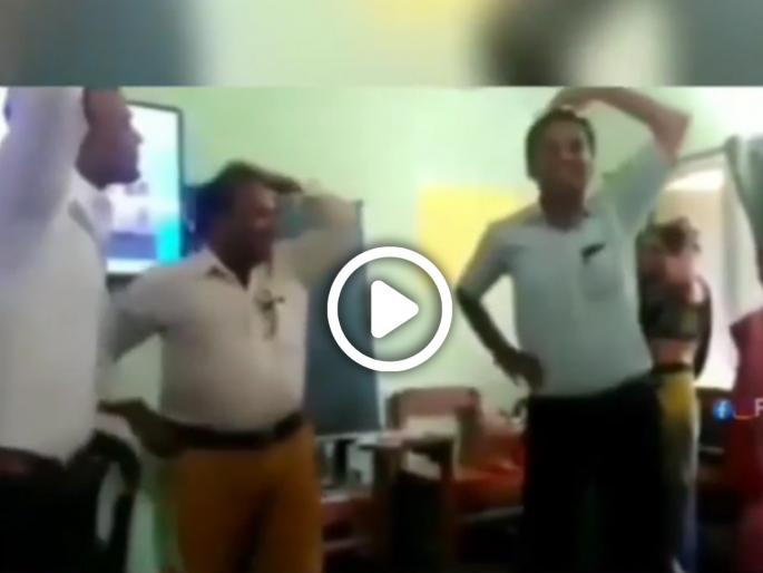 teacher dancing and teaching students hindi gets famous after video goes viral on social media | Viral Video: शाळा सुरु झाल्या अन् शिक्षकांचा विचित्र प्रकारे नाचातानाच व्हिडिओ व्हायरल, काय आहे कारण? teacher dancing and teaching students hindi gets famous after video goes viral on social media | Viral Video: शाळा सुरु झाल्या अन् शिक्षकांचा विचित्र प्रकारे नाचातानाच व्हिडिओ व्हायरल, काय आहे कारण?