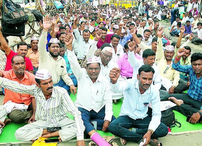 Non-aided teachers' morcha continued on the next day | विना अनुदानित शिक्षकांचा मोर्चा दुसऱ्या दिवशीही सुरूच Non-aided teachers' morcha continued on the next day | विना अनुदानित शिक्षकांचा मोर्चा दुसऱ्या दिवशीही सुरूच