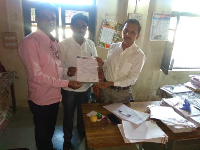 demand of GPF deduction receipt, the teacher rams in to pay scale office | जीपीएफ कपातीच्या पावत्या वितरीत करण्याच्या मागणीसाठी शिक्षक धडकले वेतन पथक कार्यालयावर demand of GPF deduction receipt, the teacher rams in to pay scale office | जीपीएफ कपातीच्या पावत्या वितरीत करण्याच्या मागणीसाठी शिक्षक धडकले वेतन पथक कार्यालयावर