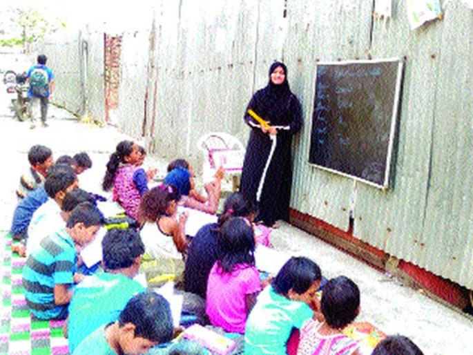 Vidyaan is on the road for orphans | ‘त्या’ अनाथ मुलांसाठी रस्त्यावरच विद्यादान Vidyaan is on the road for orphans | ‘त्या’ अनाथ मुलांसाठी रस्त्यावरच विद्यादान