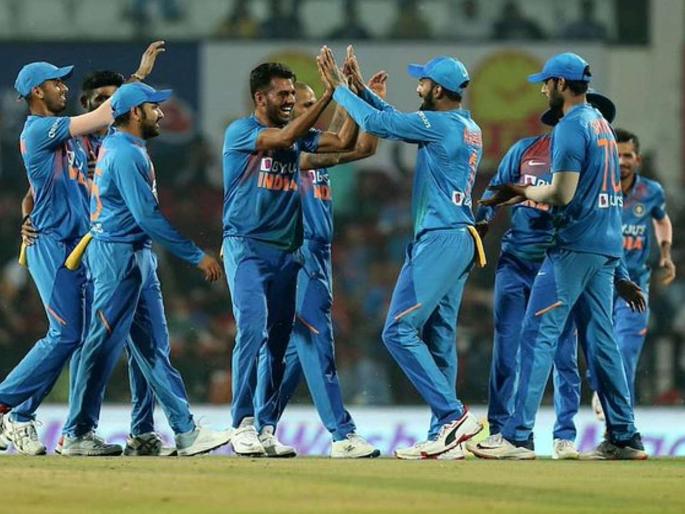 Curious about the match, tickets house full, chairs empty ... | सामन्याची उत्सुकता, तिकिटे हाऊसफुल्ल, खुर्च्या मात्र रिकाम्याच...