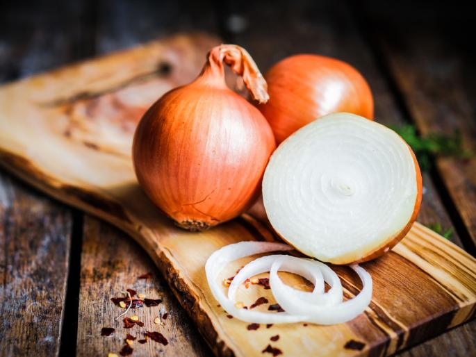 tearless onion found in United Kingdom or UK selling will start on 18 January | यापुढे कांदा नाही रडवणार! कारण 'हा' नव्या प्रकारचा कांदा कापताना डोळ्यांतून पाणी येणार नाही tearless onion found in United Kingdom or UK selling will start on 18 January | यापुढे कांदा नाही रडवणार! कारण 'हा' नव्या प्रकारचा कांदा कापताना डोळ्यांतून पाणी येणार नाही