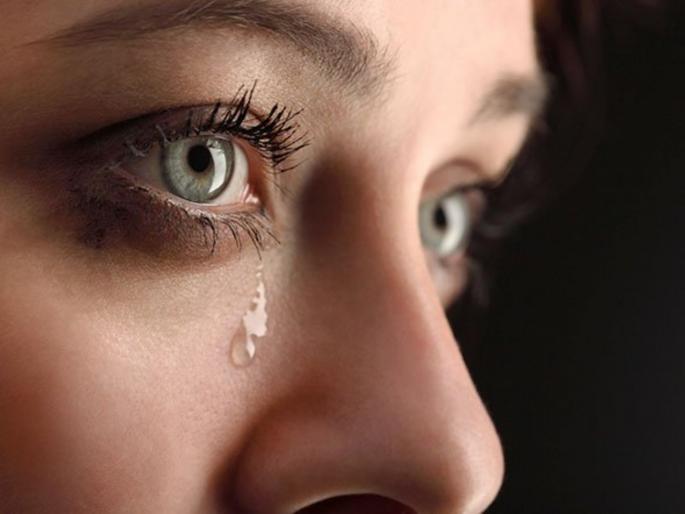 reason for tear rolling out from eyes after crying | रडताना डोळ्यातून अश्रुधारा का निघतात ? यामागे आहे रंजक गोष्ट, जाणून येईल हसू reason for tear rolling out from eyes after crying | रडताना डोळ्यातून अश्रुधारा का निघतात ? यामागे आहे रंजक गोष्ट, जाणून येईल हसू