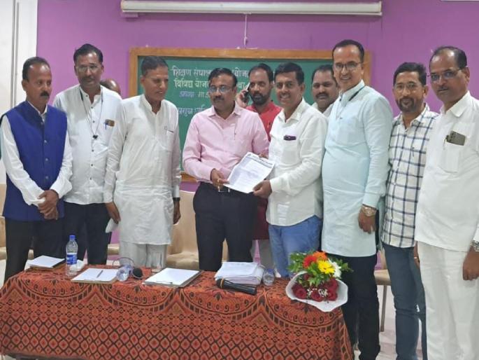 Give the responsibility of survey of illiterates to retired teachers, Old Pension Association demand to the Director of Education | निरक्षरांच्या सर्वेक्षणाची जबाबदारी सेवानिवृत्त शिक्षकांकडे द्या, जुनी पेन्शन संघटनेची शिक्षण संचालकांकडे मागणी Give the responsibility of survey of illiterates to retired teachers, Old Pension Association demand to the Director of Education | निरक्षरांच्या सर्वेक्षणाची जबाबदारी सेवानिवृत्त शिक्षकांकडे द्या, जुनी पेन्शन संघटनेची शिक्षण संचालकांकडे मागणी