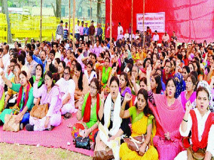 The boycott of XII examination, warning of teacher federation | बारावी परीक्षेवर बहिष्कार टाकणार, शिक्षक महासंघाचा इशारा The boycott of XII examination, warning of teacher federation | बारावी परीक्षेवर बहिष्कार टाकणार, शिक्षक महासंघाचा इशारा