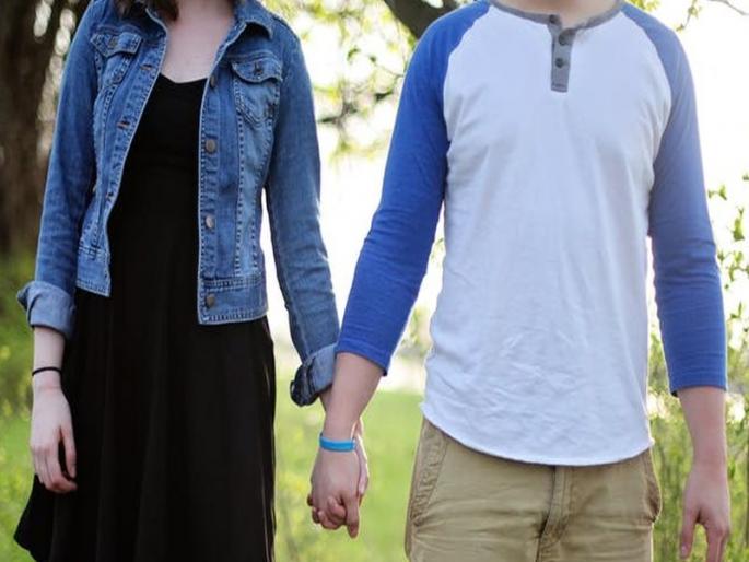 Ticket Checklist's alertness to their escape was a failure; minor youths, independent of parents made to their husbands | तिकीट तपासनीसकांच्या सतर्कतेमुळे त्यांचा पळून जाण्याचा बेत फसला, अल्पवयीन युवक, युवतीस केले पालकांच्या स्वाधीन Ticket Checklist's alertness to their escape was a failure; minor youths, independent of parents made to their husbands | तिकीट तपासनीसकांच्या सतर्कतेमुळे त्यांचा पळून जाण्याचा बेत फसला, अल्पवयीन युवक, युवतीस केले पालकांच्या स्वाधीन