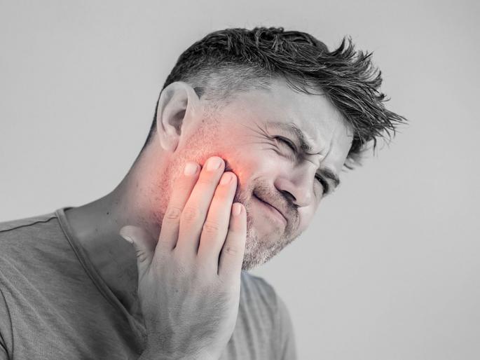toothache leads to amputation rare infection puts life at risk | दात दुखायला लागला अन् नंतर थेट हात-पाय कापण्याची आली वेळ; तरुणासोबत घडलं भयंकर toothache leads to amputation rare infection puts life at risk | दात दुखायला लागला अन् नंतर थेट हात-पाय कापण्याची आली वेळ; तरुणासोबत घडलं भयंकर