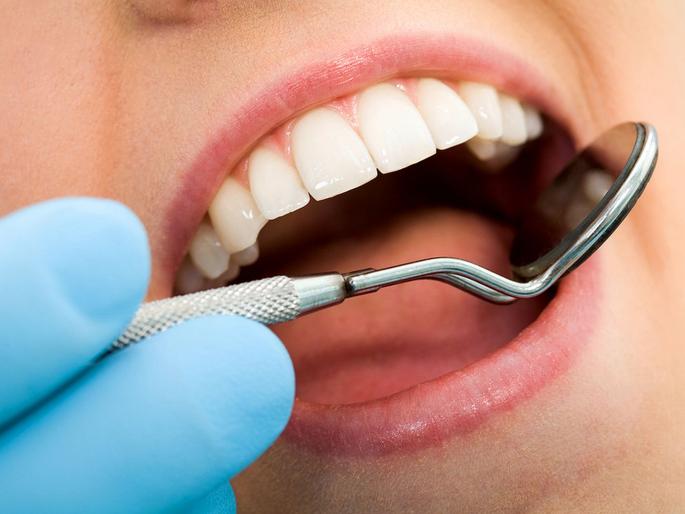 Research says chewing gum oral health and dental problems | दातांना किड लागू नये यासाठी खास उपाय आला समोर, दातांचं दुखणं होईल सहज दूर! Research says chewing gum oral health and dental problems | दातांना किड लागू नये यासाठी खास उपाय आला समोर, दातांचं दुखणं होईल सहज दूर!
