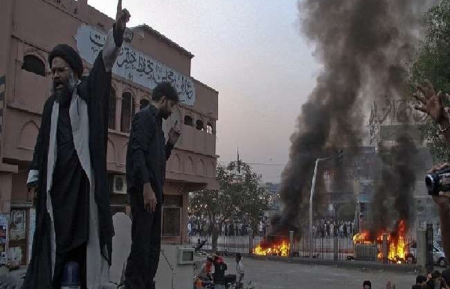 Imran government on backfoot, 11 killed 15 injured in violence between two groups in Pakistan | इम्रान सरकार बॅकफूटवर, पाकिस्तानमध्ये दोन गटांतील हिंसाचारात 11 ठार 15 जखमी Imran government on backfoot, 11 killed 15 injured in violence between two groups in Pakistan | इम्रान सरकार बॅकफूटवर, पाकिस्तानमध्ये दोन गटांतील हिंसाचारात 11 ठार 15 जखमी