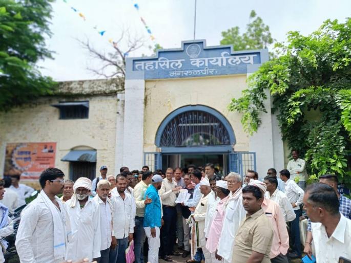 Farmers hit Mangrulpir Tehsil for help from heavy rain! | अतिवृष्टीच्या मदतीसाठी शेतकरी धडकले मंगरूळपिर तहसील कार्यालयावर!