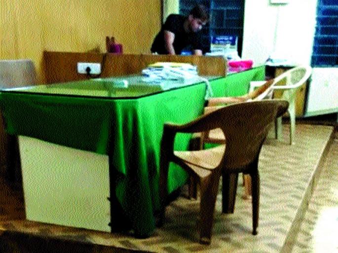 Tehsilar office infiltration? | तहसीलदार कार्यालयात घुसखोरी? Tehsilar office infiltration? | तहसीलदार कार्यालयात घुसखोरी?