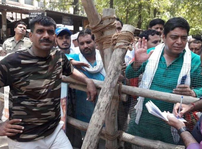 BSF jawan Sharad Bahadur broke the dream of fighting against Modi; Candidature canceled | बीएसएफ जवान तेज बहाद्दूर यांचे मोदींविरोधात लढण्याचे स्वप्न भंगले; उमेदवारी रद्द BSF jawan Sharad Bahadur broke the dream of fighting against Modi; Candidature canceled | बीएसएफ जवान तेज बहाद्दूर यांचे मोदींविरोधात लढण्याचे स्वप्न भंगले; उमेदवारी रद्द
