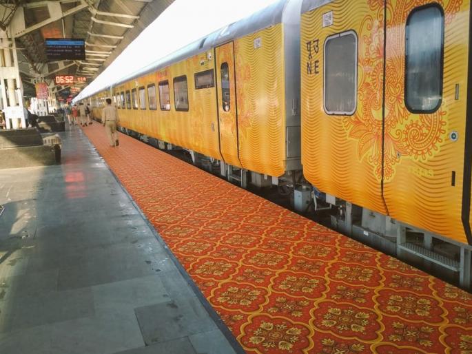 Train passengers will arrive one day in advance | रेल्वे प्रवाशांचे साहित्य एक दिवस आधीच पोहोचणार; तेजस एक्स्प्रेसच्या प्रवाशांसाठी नवीन योजना Train passengers will arrive one day in advance | रेल्वे प्रवाशांचे साहित्य एक दिवस आधीच पोहोचणार; तेजस एक्स्प्रेसच्या प्रवाशांसाठी नवीन योजना