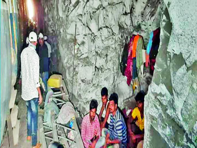 The family is established them in the tunnel | ‘त्यां’नी बोेगद्यातच थाटलाय संसार