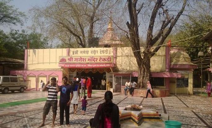 High Court prohibits breaking of heat ventilation in hill temple | हायकोर्ट : टेकडी मंदिरातील हीट व्हेंटिलेशन तोडण्यास मनाई High Court prohibits breaking of heat ventilation in hill temple | हायकोर्ट : टेकडी मंदिरातील हीट व्हेंटिलेशन तोडण्यास मनाई