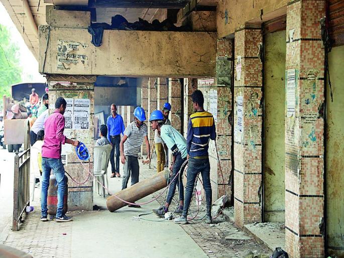 The tekdi bridge in nagpur will eventually break; After 47 months, demolition of 116 shops started | Nagpur | अखेर तुटणार टेकडी पूल; ४७ महिन्यांनंतर ११६ दुकाने तोडण्याला झाली सुरुवात The tekdi bridge in nagpur will eventually break; After 47 months, demolition of 116 shops started | Nagpur | अखेर तुटणार टेकडी पूल; ४७ महिन्यांनंतर ११६ दुकाने तोडण्याला झाली सुरुवात