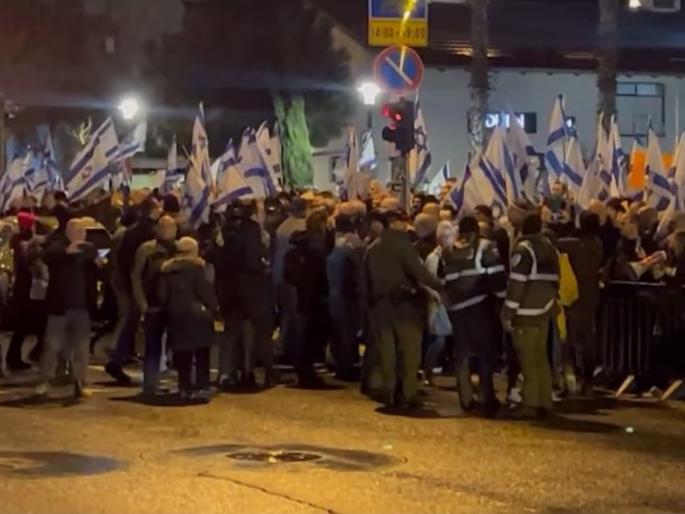 Israel Hamas War thousands rally against israel pm netanyahus government in tel aviv | इस्रायलमध्ये नेतन्याहू यांनाच घेराव; मध्यरात्री हजारो लोक उतरले सरकारविरोधात रस्त्यावर Israel Hamas War thousands rally against israel pm netanyahus government in tel aviv | इस्रायलमध्ये नेतन्याहू यांनाच घेराव; मध्यरात्री हजारो लोक उतरले सरकारविरोधात रस्त्यावर