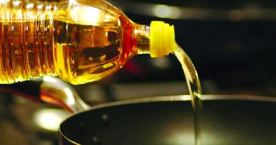 Impact of peanut price hike on oil prices | शेंगदाणा तेल साेडून बाेला; शेंगदाणा दर वाढीचा तेलाच्या किंमतीवर परिणाम Impact of peanut price hike on oil prices | शेंगदाणा तेल साेडून बाेला; शेंगदाणा दर वाढीचा तेलाच्या किंमतीवर परिणाम