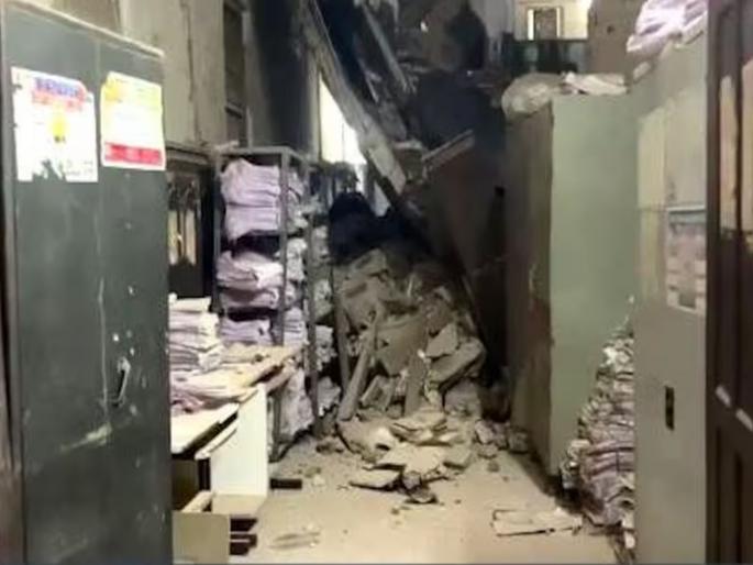 The minister was holding a meeting at the District Collector's office, when the roof collapsed, followed by... | जिल्हाधिकारी कार्यालयात बैठक घेत होते मंत्री, तेवढ्यात धडाधड कोसळलं छत, त्यानंतर...   The minister was holding a meeting at the District Collector's office, when the roof collapsed, followed by... | जिल्हाधिकारी कार्यालयात बैठक घेत होते मंत्री, तेवढ्यात धडाधड कोसळलं छत, त्यानंतर...