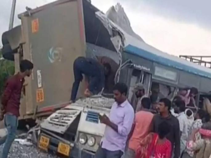 Telangana Bus Accident: Another major bus accident, speeding truck hits bus from the front, 20 people die | Telangana Bus Accident: आणखी एक मोठा बस अपघात, भरधाव ट्रकने बसला समोरून दिली धडक, २० जणांचा मृत्यू