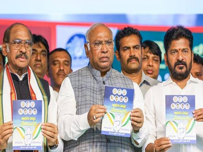 Telangana Election 2023 Congress has released its manifesto on Friday and Mallikarjun Kharge has criticized the ruling BJP | ५०० रूपयांत गॅस सिलिंडर, मोफत वीज अन् लग्नात सोनं आणि रक्कम; तेलंगणात काँग्रेसचं आश्वासन Telangana Election 2023 Congress has released its manifesto on Friday and Mallikarjun Kharge has criticized the ruling BJP | ५०० रूपयांत गॅस सिलिंडर, मोफत वीज अन् लग्नात सोनं आणि रक्कम; तेलंगणात काँग्रेसचं आश्वासन