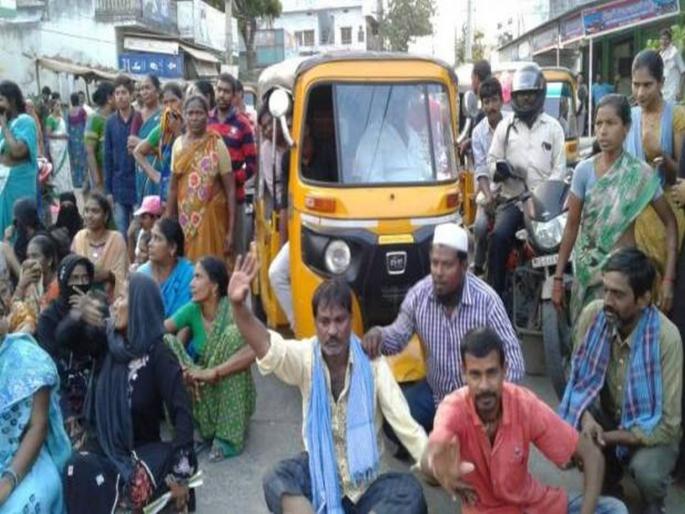 Came to the Chief Minister's meeting, but no got money; Angry people made protest | मुख्यमंत्र्यांच्या सभेला आले, पण पैसे नाही मिळाले; संतप्त लोकांनी रास्तारोको केले  Came to the Chief Minister's meeting, but no got money; Angry people made protest | मुख्यमंत्र्यांच्या सभेला आले, पण पैसे नाही मिळाले; संतप्त लोकांनी रास्तारोको केले