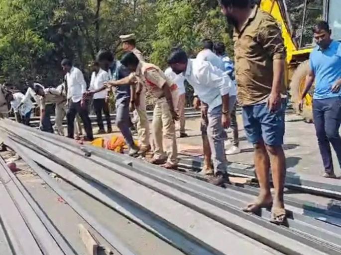 Horrific incident A rail track rod fell from a truck onto an auto in Warangal in telangana, 7 people died, 6 injured | भयंकर घटना! वारंगलमध्ये रेल्वे ट्रॅकचे रॉड ट्रकमधून ऑटोवर पडले, ७ जणांचा मृत्यू, ६ जखमी Horrific incident A rail track rod fell from a truck onto an auto in Warangal in telangana, 7 people died, 6 injured | भयंकर घटना! वारंगलमध्ये रेल्वे ट्रॅकचे रॉड ट्रकमधून ऑटोवर पडले, ७ जणांचा मृत्यू, ६ जखमी