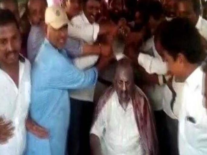 Telangana Assembly Speaker gets VVIP milk bath trolled on twitter | विधानसभा अध्यक्षांवर कार्यकर्त्यांकडून दुग्धाभिषेक; सोशल मीडियावर टीका Telangana Assembly Speaker gets VVIP milk bath trolled on twitter | विधानसभा अध्यक्षांवर कार्यकर्त्यांकडून दुग्धाभिषेक; सोशल मीडियावर टीका