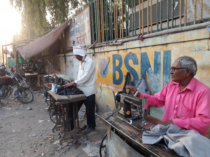 The third generation of the telors in sawatram chawl also neglected | सावतराम चाळीतील शिवनकाम करणाऱ्यांची तिसरी पिढीही उपेक्षित The third generation of the telors in sawatram chawl also neglected | सावतराम चाळीतील शिवनकाम करणाऱ्यांची तिसरी पिढीही उपेक्षित