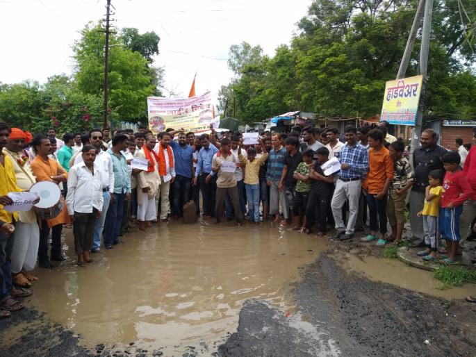 Shiva devotees march on Telhara tehsil and municipality | खड्डे बुजविण्याच्या मागणीसाठी शिवभक्तांचा तेल्हारा तहसिल व नगरपालिकेवर मोर्चा Shiva devotees march on Telhara tehsil and municipality | खड्डे बुजविण्याच्या मागणीसाठी शिवभक्तांचा तेल्हारा तहसिल व नगरपालिकेवर मोर्चा