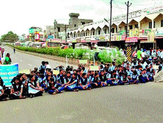Cancel the transfer of tehsildars, students did bobabomb on the road | तहसीलदारांची बदली रद्द करा, विद्यार्थ्यांनी केली रस्त्यावर बोंबाबोंब Cancel the transfer of tehsildars, students did bobabomb on the road | तहसीलदारांची बदली रद्द करा, विद्यार्थ्यांनी केली रस्त्यावर बोंबाबोंब