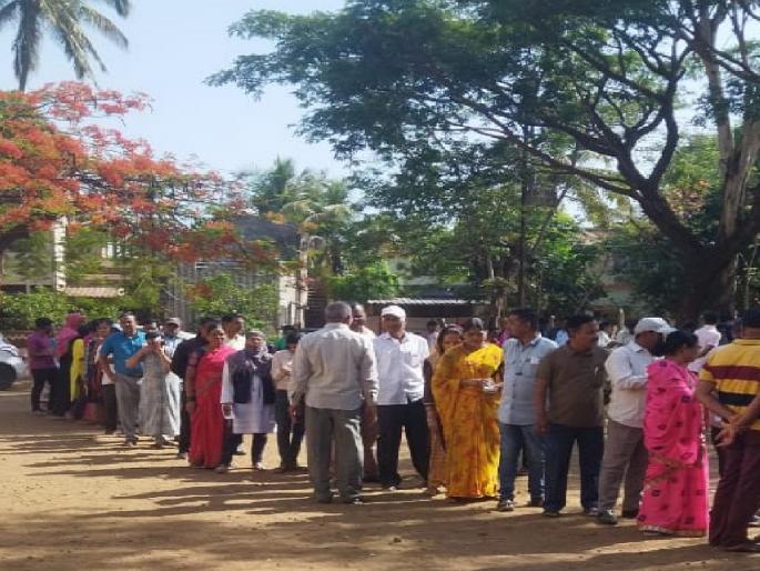 Voters of South Vidhan Sabha Constituency of Kolhapur Lok Sabha Constituency flock to vote | LokSabha2024: उन्हाच्या तडाख्यातही कोल्हापूरकरांनी मतदानासाठी लावल्या रांगा, 'दक्षिण'मतदारसंघात प्रचंड उत्साह Voters of South Vidhan Sabha Constituency of Kolhapur Lok Sabha Constituency flock to vote | LokSabha2024: उन्हाच्या तडाख्यातही कोल्हापूरकरांनी मतदानासाठी लावल्या रांगा, 'दक्षिण'मतदारसंघात प्रचंड उत्साह