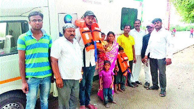 Out of the stairs pulled out of the stairs | नदीपात्रात अडकलेल्यांना काढले बाहेर