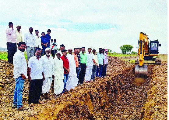 Due to drought-like water, large proportions: The work of the pipeline under the Tembhu scheme | दुष्काळ पुसणारं पाणी येणार म्हणून मोठं अप्रूप : टेंभू योजनेंतर्गत पाईपलाईनचे काम सुरू Due to drought-like water, large proportions: The work of the pipeline under the Tembhu scheme | दुष्काळ पुसणारं पाणी येणार म्हणून मोठं अप्रूप : टेंभू योजनेंतर्गत पाईपलाईनचे काम सुरू