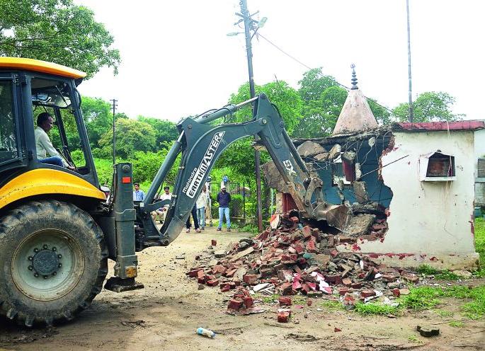 The temple near the house of corporator Kamlesh Chaudhary was removed | नगरसेवक कमलेश चौधरी यांच्या घराजवळील मंदीर हटविले The temple near the house of corporator Kamlesh Chaudhary was removed | नगरसेवक कमलेश चौधरी यांच्या घराजवळील मंदीर हटविले