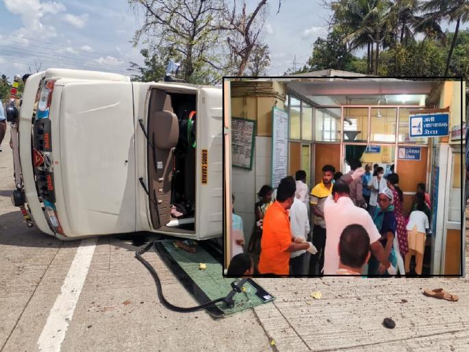 the tempo returning with the wedding dowries was overturned At Vagade, many seriously injured | Sindhudurg News: वागदे येथे लग्नाचे वऱ्हाड घेऊन परतणारा टेम्पो उलटला, अनेक जण गंभीर जखमी the tempo returning with the wedding dowries was overturned At Vagade, many seriously injured | Sindhudurg News: वागदे येथे लग्नाचे वऱ्हाड घेऊन परतणारा टेम्पो उलटला, अनेक जण गंभीर जखमी