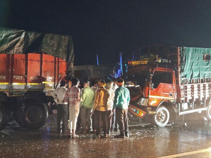 Tempo hits truck stuck on road from behind; two killed | रस्त्यात बंद पडलेल्या ट्रकला पाठीमागून टेम्पोची धडक; दोघांचा मृत्यू Tempo hits truck stuck on road from behind; two killed | रस्त्यात बंद पडलेल्या ट्रकला पाठीमागून टेम्पोची धडक; दोघांचा मृत्यू