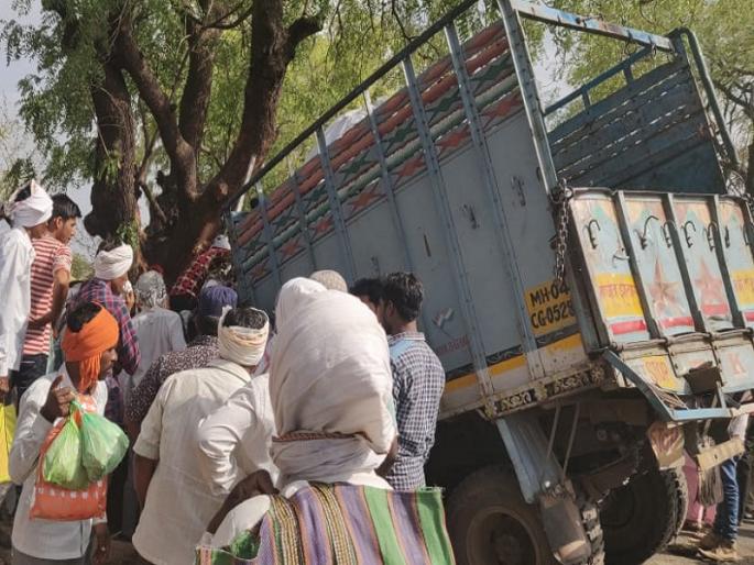 Driver Killed in truck accident; Four laborers seriously injured | नियंत्रण सुटल्याने टेम्पो झाडावर धडकून चालक ठार; चार मजूर गंभीर जखमी