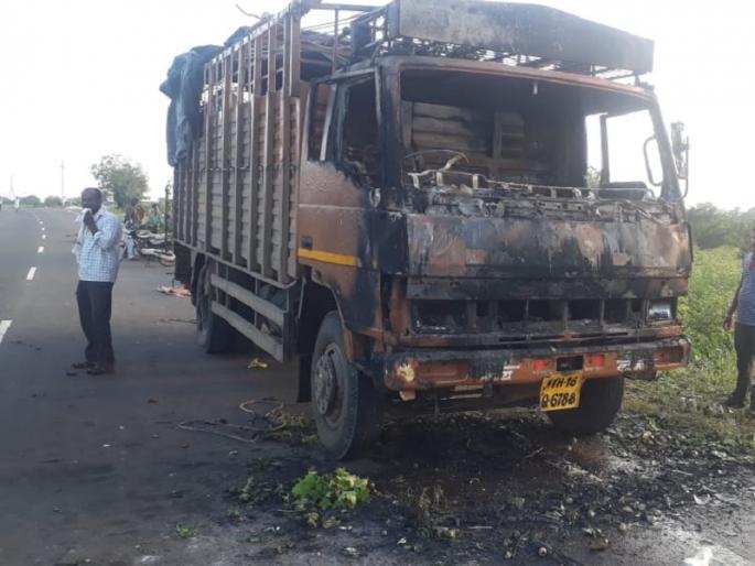 The ustod labor movement simmered; The tempo that took the workers from Paithan to the factory is ignited in Ashti | उसतोड मजुरांचे आंदोलन चिघळले; कारखान्यावर जाणाऱ्या पैठणच्या मजुरांचा टेम्पो आष्टीत पेटवला