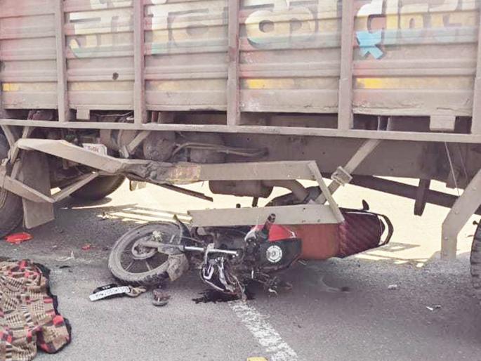 Wish to meet sick father unfulfilled; Husband and wife killed after being hit by a tempo that suddenly took a turn | आजारी वडिलांना भेटण्याची इच्छा अधुरी; अचानक वळण घेणाऱ्या टेम्पोला धडकून पती-पत्नी ठार