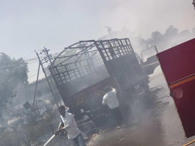 Tempo burnt down in front of garage in broad daylight in Solapur; Firefighters bring fire under control | सोलापुरात भरदिवसा गॅरेजसमोर टेम्पो जळून खाक; अग्निशामक दलामुळे आग नियंत्रणात Tempo burnt down in front of garage in broad daylight in Solapur; Firefighters bring fire under control | सोलापुरात भरदिवसा गॅरेजसमोर टेम्पो जळून खाक; अग्निशामक दलामुळे आग नियंत्रणात