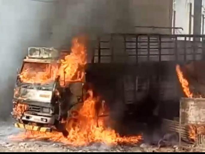 Tempo, wood shed burnt in the old mondha | जुन्या मोंढ्यात कचऱ्याला लागलेल्या आगीतून टेम्पो, लाकडी शेड खाक Tempo, wood shed burnt in the old mondha | जुन्या मोंढ्यात कचऱ्याला लागलेल्या आगीतून टेम्पो, लाकडी शेड खाक