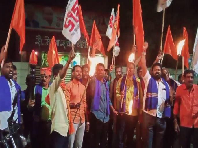 Tenbha Mashal protest by Prahar Janshakti in front of the houses of Guardian Minister Bordikar, MLA Patil, Vitekar in Parbhani | परभणीत पालकमंत्री बोर्डीकर, आमदार पाटील, विटेकरांच्या घरासमोर प्रहारचे टेंभा मशाल आंदोलन Tenbha Mashal protest by Prahar Janshakti in front of the houses of Guardian Minister Bordikar, MLA Patil, Vitekar in Parbhani | परभणीत पालकमंत्री बोर्डीकर, आमदार पाटील, विटेकरांच्या घरासमोर प्रहारचे टेंभा मशाल आंदोलन