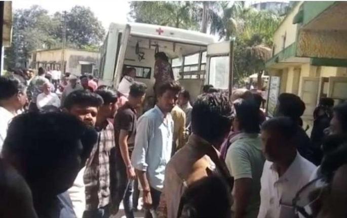 Acid attack on woman doctor in Savaner in Nagpur district | नागपूर जिल्ह्यातील सावनेरात महिला डॉक्टरवर अॅसिड हल्ला Acid attack on woman doctor in Savaner in Nagpur district | नागपूर जिल्ह्यातील सावनेरात महिला डॉक्टरवर अॅसिड हल्ला