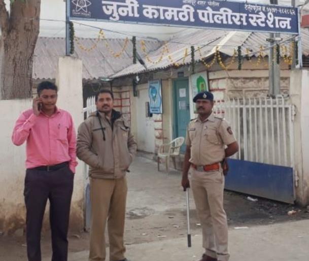 Near Nagpur in Kamathi rampage people stormed the police station: lathi charge, many injured | नागपूरनजीक कामठीत संतप्त नागरिकांची पोलीस ठाण्यात तोडफोड : लाठीचार्ज, अनेक जखमी Near Nagpur in Kamathi rampage people stormed the police station: lathi charge, many injured | नागपूरनजीक कामठीत संतप्त नागरिकांची पोलीस ठाण्यात तोडफोड : लाठीचार्ज, अनेक जखमी