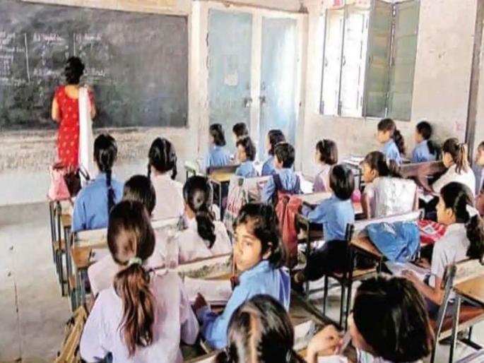 3 lakh students of government schools decreased! Embarrassment of defunding of schemes | सरकारी शाळांचे ३ लाख विद्यार्थी घटले! योजनांचा निधी सोडण्याचा पेच 3 lakh students of government schools decreased! Embarrassment of defunding of schemes | सरकारी शाळांचे ३ लाख विद्यार्थी घटले! योजनांचा निधी सोडण्याचा पेच