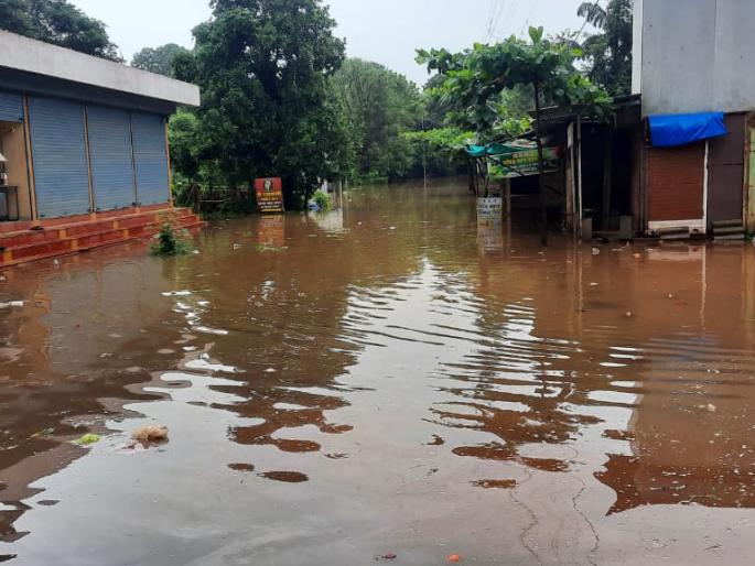 Damage to small traders due to flood waters in Banda Alwadi | बांदा आळवाडीत पुराचे पाणी घुसल्याने छोट्या व्यापाऱ्यांचे नुकसान Damage to small traders due to flood waters in Banda Alwadi | बांदा आळवाडीत पुराचे पाणी घुसल्याने छोट्या व्यापाऱ्यांचे नुकसान