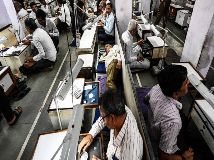 1 lakh people unemployed in Gujarat due to Trump Diamond industry artisans unemployed due to US tariffs | ट्रम्पमुळे गुजरातेत १ लाख लोक बेरोजगार; अमेरिकी टॅरिफमुळे हिरे उद्योगातील कारागीर बेजार