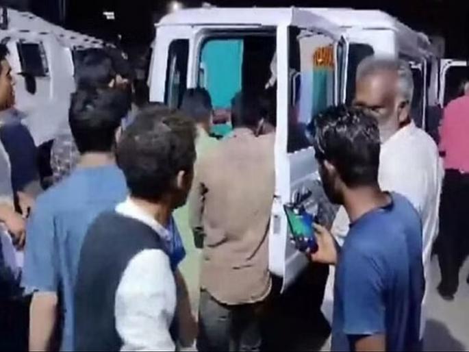 Terrorists shoot at Bihari laborers in Shopian Jammu kashmir; Three serious injured | शोपियानमध्ये बिहारी मजुरांवर दहशतवाद्यांनी गोळ्या झाडल्या; तीन गंभीर Terrorists shoot at Bihari laborers in Shopian Jammu kashmir; Three serious injured | शोपियानमध्ये बिहारी मजुरांवर दहशतवाद्यांनी गोळ्या झाडल्या; तीन गंभीर